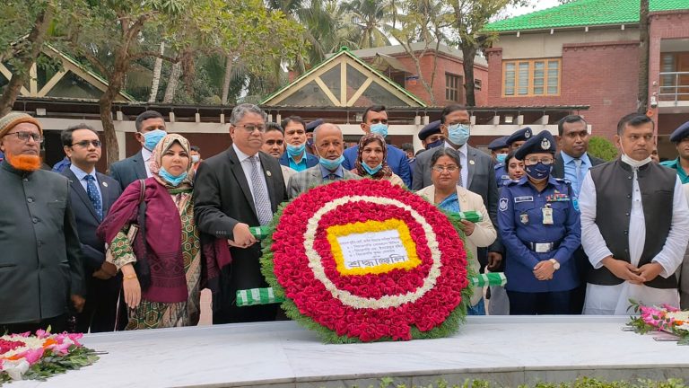 বঙ্গবন্ধুর সমাধিতে নিযুক্ত ৩ বিচারপতির শ্রদ্ধা নিবেদন
