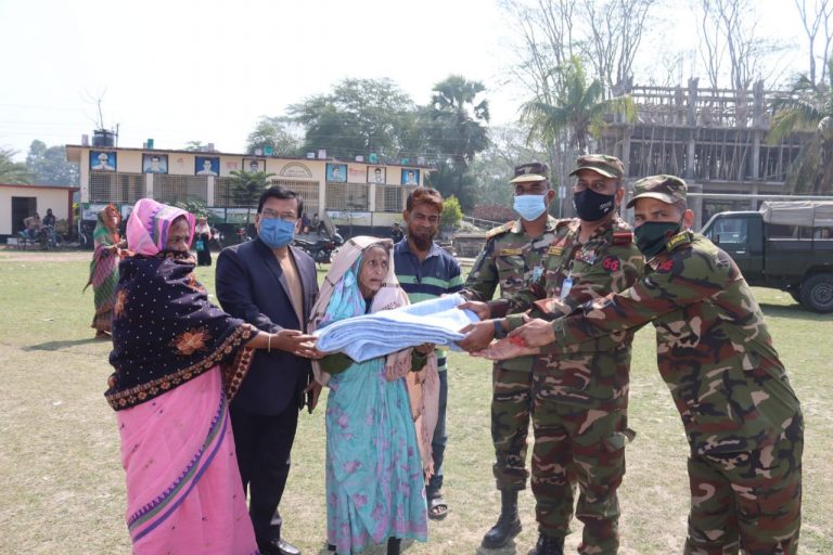 টুঙ্গিপাড়া ও কোটালীপাড়ায় সেনাবাহিনীর ত্রান সাহায্য প্রদান