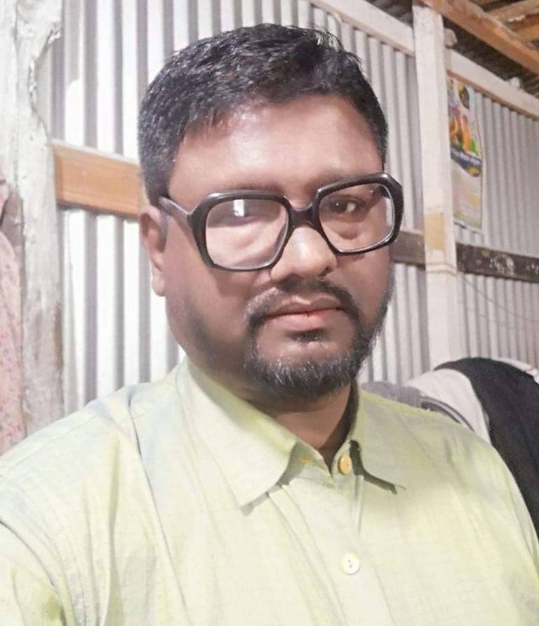 কোটালীপাড়ায় স্কুল ছাত্রীকে ধর্ষণ চেষ্টা।শিক্ষককে জুতা-পেটা।থানায় মামলা। শিক্ষক পলাতক।।