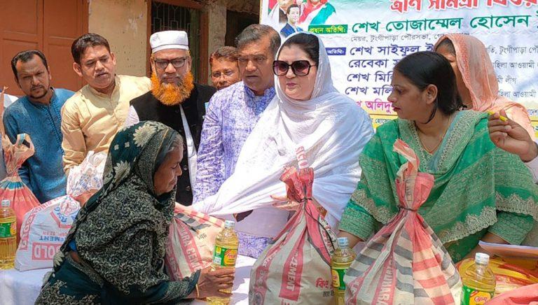 টুঙ্গিপাড়ায় এান সামগ্রী বিতরণ