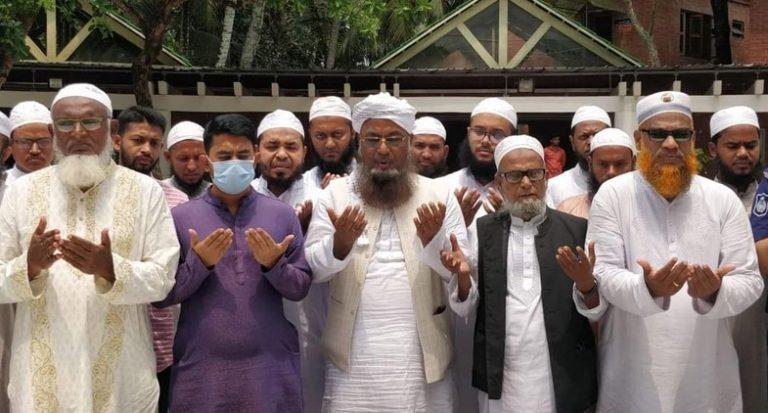 বঙ্গবন্ধুর সমাধিতে বায়তুল মোকাররমের খতিবের শ্রদ্ধা