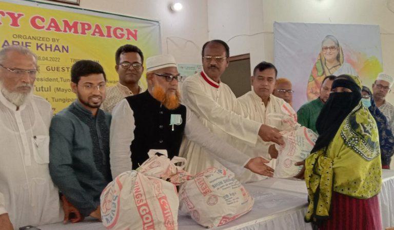 টুঙ্গিপাড়ায় ইফতার সামগ্রী বিতরণ