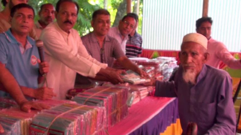 কাশিয়ানীতে ঈদ উপলক্ষে শাড়ী ও লুঙ্গি বিতরণ