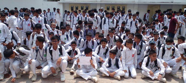 অনিয়ম ও দূর্নীতির প্রতিবাদে শিক্ষার্থীদের বিক্ষোভ