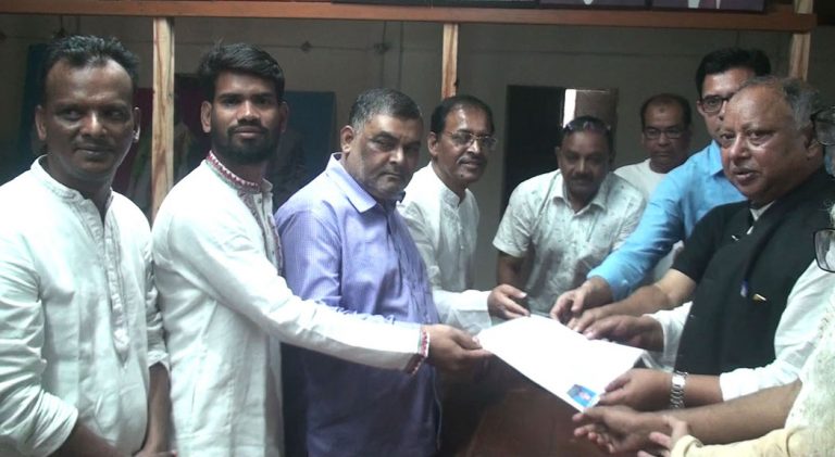 দলীয় মনোনয়ন পত্র জমা দিলেন কাজী লিয়াকত আলী