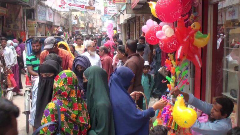 ঈদের বাজারে ভিড়ও বাড়ছে