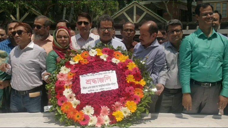 বঙ্গবন্ধুর সমাধিতে ৫১ জন অতিরিক্ত সচিব