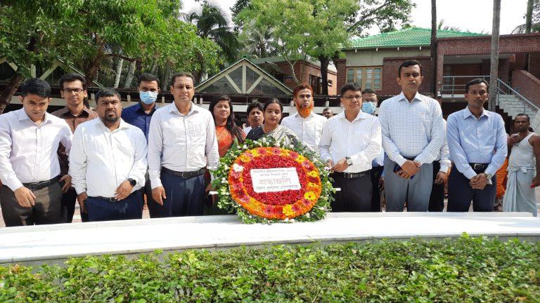 মুজিবনগর দিবসে বঙ্গবন্ধুর সমাধিতে শ্রদ্ধা