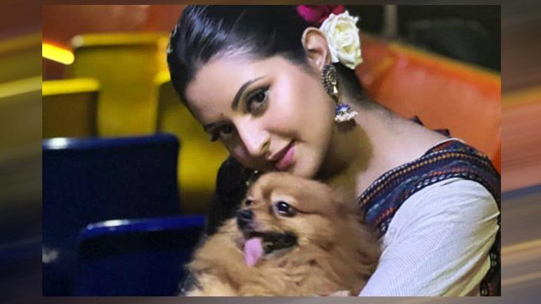 নৌকো চেপে রাজকে নিয়ে ঝিলে ঘুরলেন পরীমণি