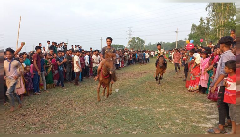ঐতিহ্যবাহী ঘোড় দৌড় প্রতিযোগিতা