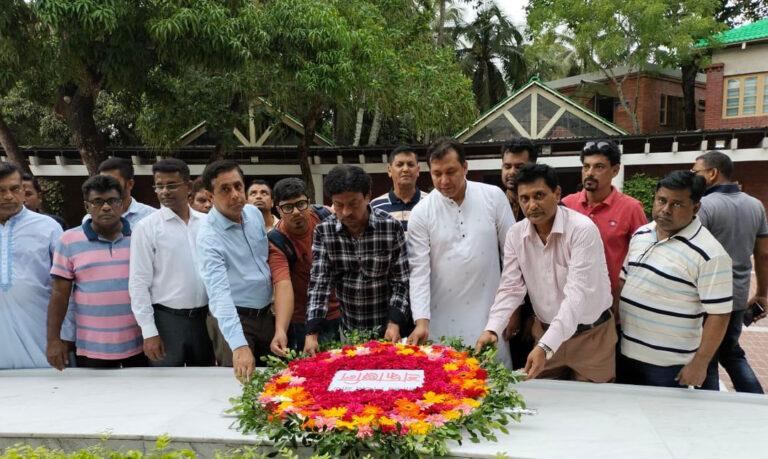 টুঙ্গিপাড়ায় জাতির পিতার সামধিতে ভারতের প্রখ্যাত চলচ্চিত্র নির্মাতা গৌতম ঘোষ-এর শ্রদ্ধা