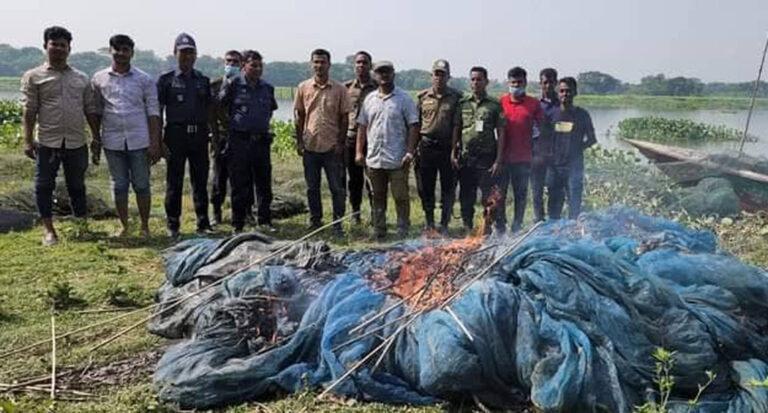 অবৈধ জাল পুড়িয়ে ধ্বংস