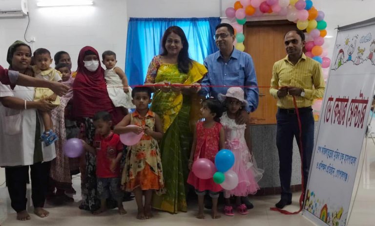 কর্মরত মায়ের শিশুদের জন্য ডে-কেয়ার সেন্টার