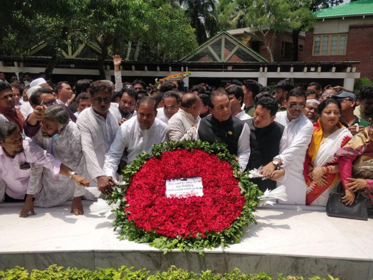 বঙ্গবন্ধুর সমাধিতে নব গঠিত ফরিদপুর জেলা আওয়ামী লীগ নেতৃবৃন্দের শ্রদ্ধা