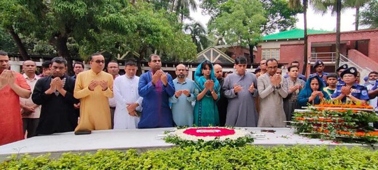 বঙ্গবন্ধুর সমাধিতে সদ্য পদোন্নতি প্রাপ্ত ১৬ ডিআইজির শ্রদ্ধা
