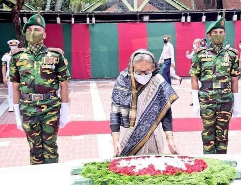 টুঙ্গিপাড়ায় বঙ্গবন্ধুর সমাধিতে প্রধানমন্ত্রীর শ্রদ্ধা