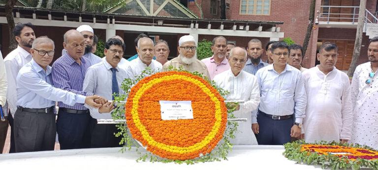 বঙ্গবন্ধুর সমাধিতে প্রেস কাউন্সিল চেয়ারম্যান