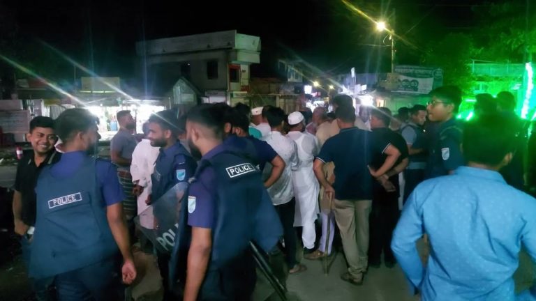 ইভটিজিংকে কেন্দ্র করে দুইদল গ্রামবাসীর মধ্যে সংঘর্ষ। আহত ১৫