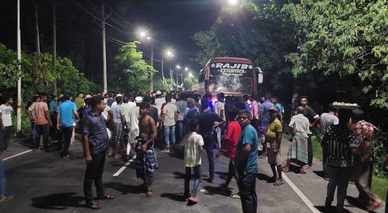 বাস চাপায় প্রাণগোলো মোটরসাইকেল আরোহী ৩ বন্ধু