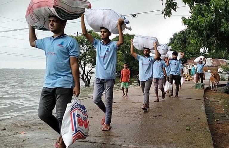 বন্যার্তদের পাশে কোটালীপাড়ার জ্ঞানের আলো পাঠাগার