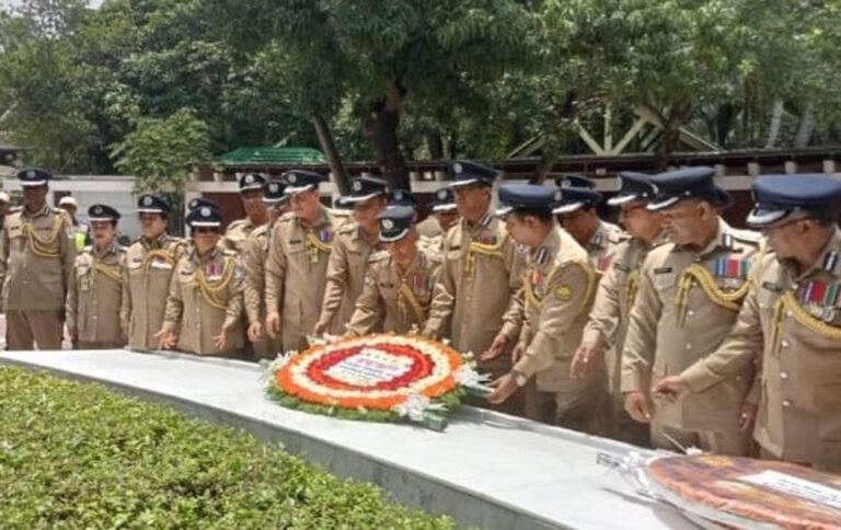 বঙ্গবন্ধুর সমাধিতে ৩৯ জন অতিরিক্ত ডিআইজির শ্রদ্ধা