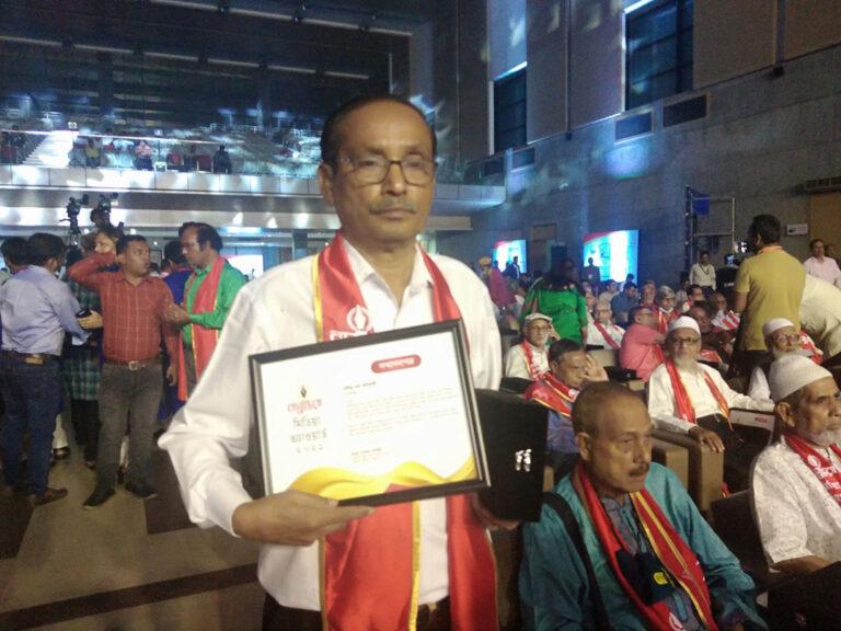 বসুন্ধারা মিডিয়া অ্যাওয়ার্ড পেলেন রবীন্দ্রনাথ অধিকারী