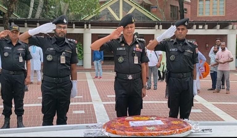টুঙ্গিপাড়ায় বঙ্গবন্ধুর সমাধিতে শ্রদ্ধাঞ্জলি