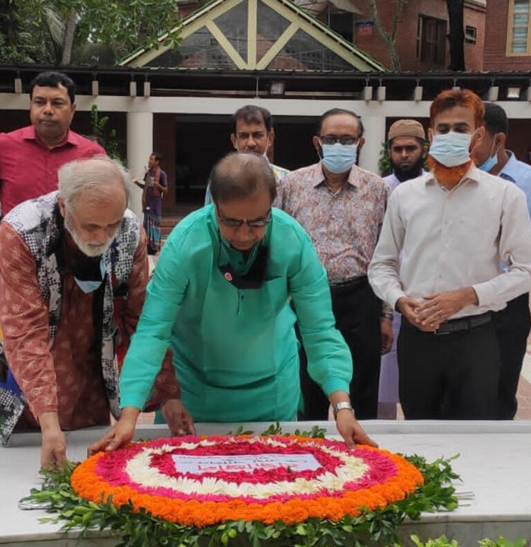 বঙ্গবন্ধুর সমাধিতে সংস্কৃতি প্রতিমন্ত্রীর শ্রদ্ধা