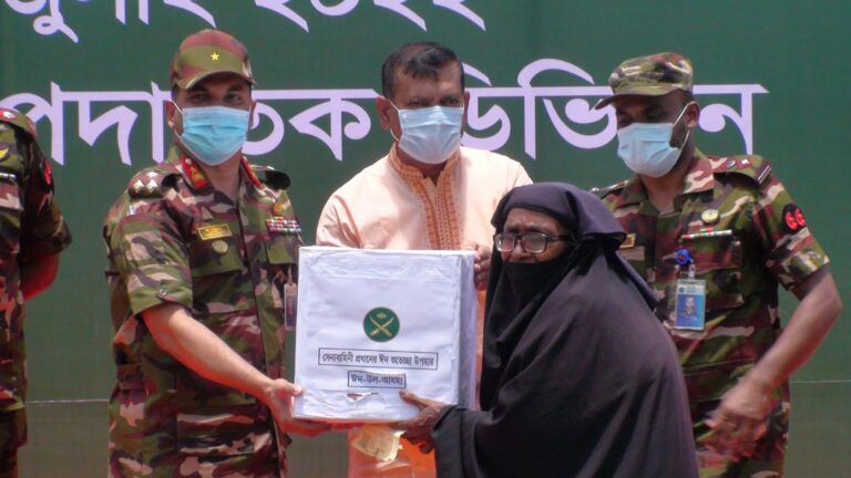 টুঙ্গিপাড়ায় সেনাবাহিনী প্রধানের পক্ষ থেকে ঈদ উপহার বিতরণ