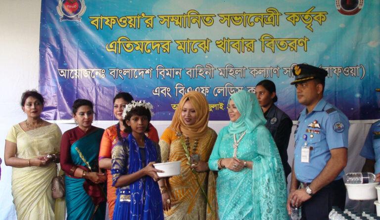 টুঙ্গিপাড়ায় তিন শতাধিক শিশুদের মাঝে রান্না করা খাবার বিতরণ