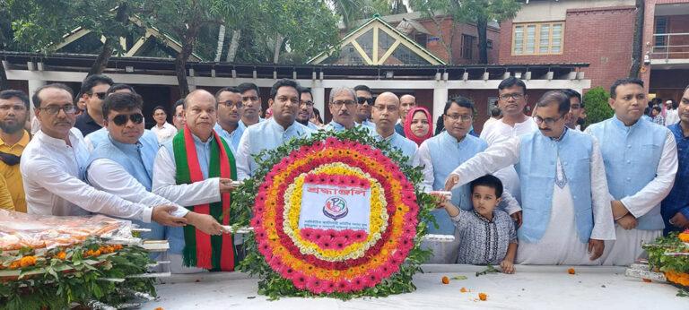 বঙ্গবন্ধুর সমাধিতে ইমিগ্রেশন ও পাসপোর্ট অফিসার্স এ্যাসোসিয়েশন নেতৃবৃন্দের শ্রদ্ধা
