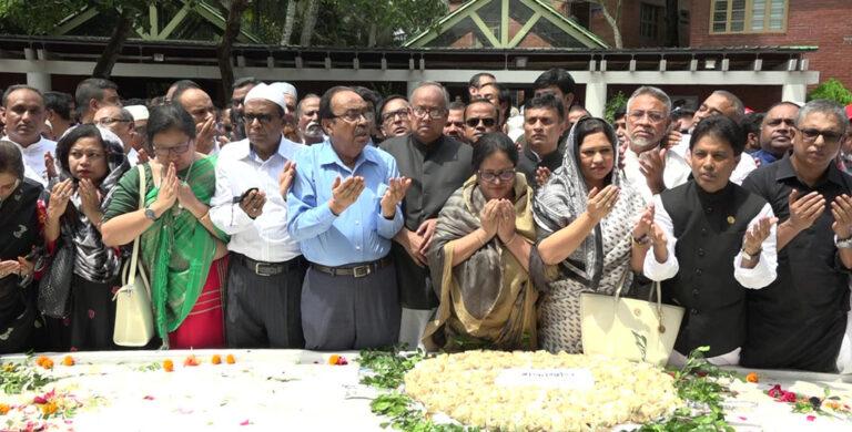 জাতির পিতার সমাধিতে মুক্তিযুদ্ধ বিষয়ক উপ-কমিটির শ্রদ্ধা