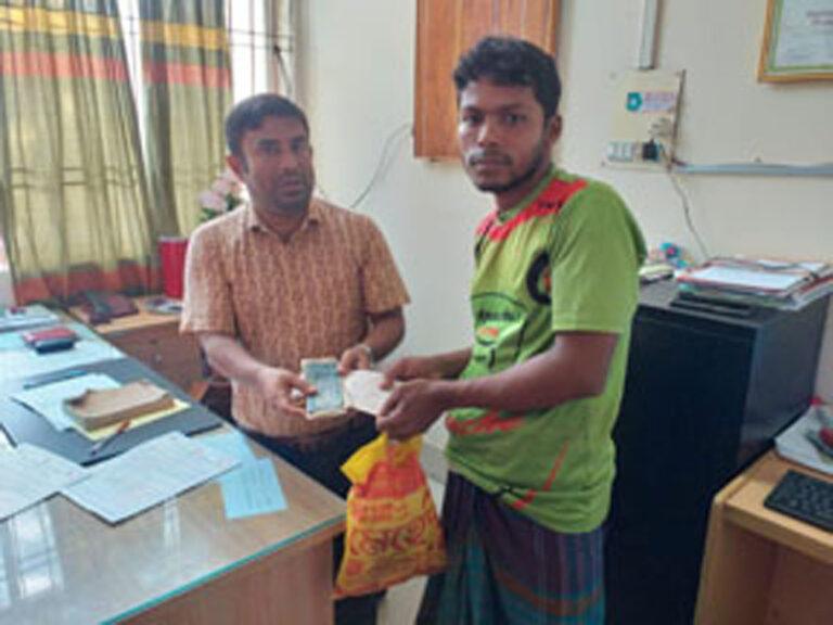 মোবাইল সেটের মোড়কের উপর অধিক মূল্যের ট্যাগ বসিয়ে বেশি দামে বিক্রি!!!