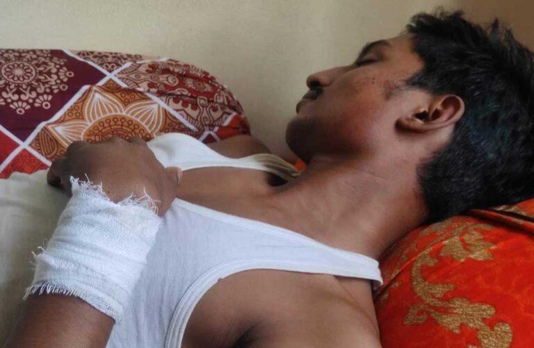 ফেসবুকে কমেন্ট করাকে কেন্দ্র করে বেধড়ক মারধর