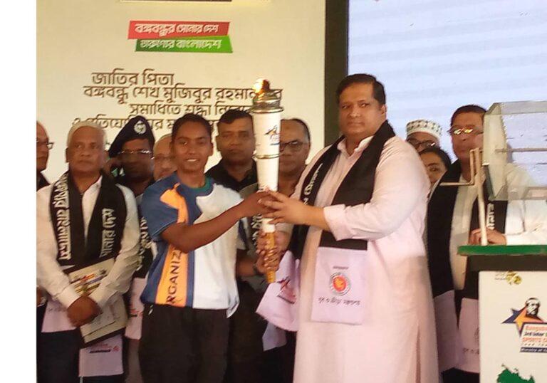বঙ্গবন্ধু আন্তঃবিশ্ববিদ্যালয় স্পোর্টস চ্যাম্পিয়ানশীপের মশাল প্রজ্বলন করে উদ্বোধন