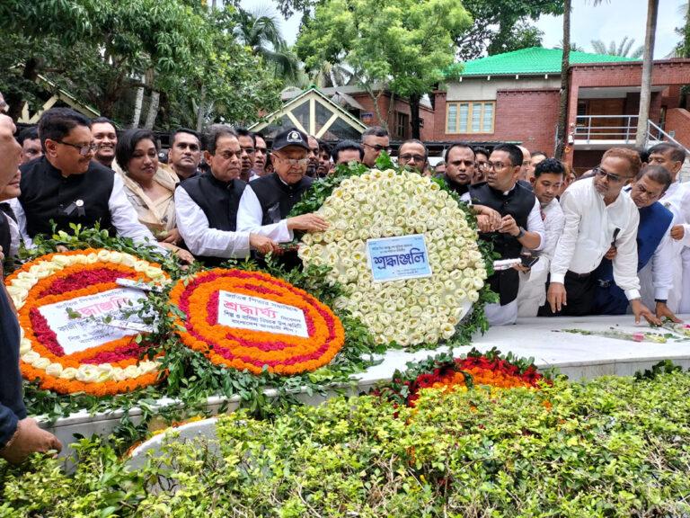 বঙ্গবন্ধুর সমাধিতে আঃ লীগ শিল্প ও বা‌নিজ্য বিষয়ক উপক‌মি‌টির শ্রদ্ধা￼