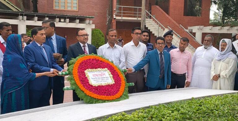 টুঙ্গিপাড়ায় জাতির পিতার সমাধিতে বিচারপতির শ্রদ্ধা