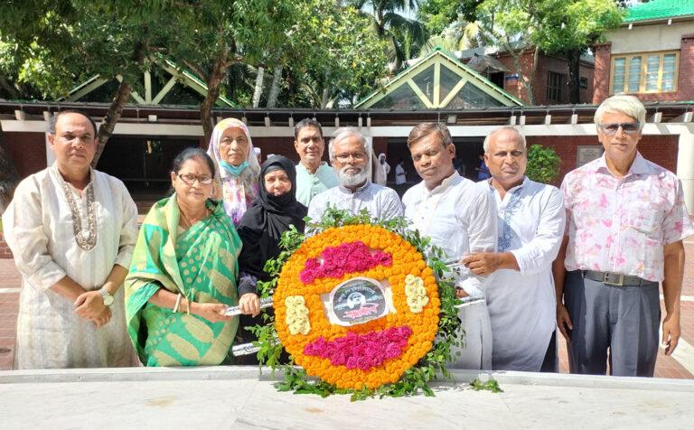 জাতির পিতার সমাধিতে সোনালী ব্যাংক সিপিএফ পরিষদের শ্রদ্ধা