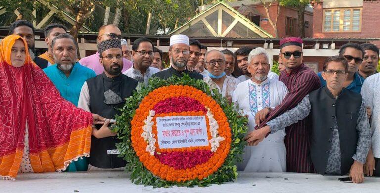 টুঙ্গিপাড়ায় জাতির পিতার সমাধিতে শ্রদ্ধা