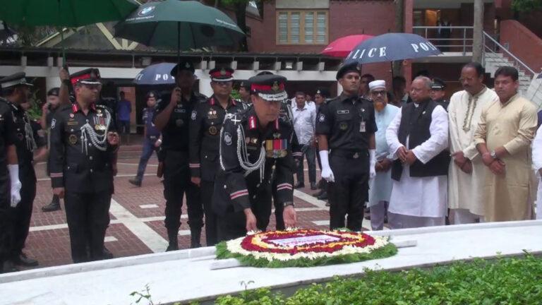 টুঙ্গিপাড়ায় জাতির পিতার সমাধিতে র‌্যাব প্রধানের শ্রদ্ধা