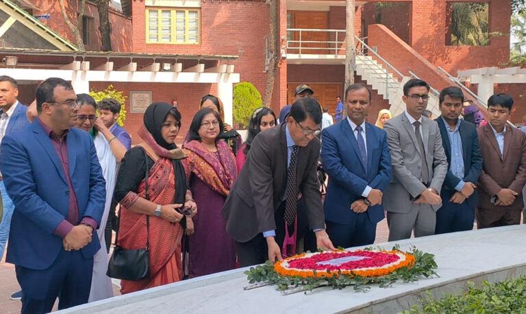 জাতির পিতার সমাধিতে পরিকল্পনা সচিবের শ্রদ্ধা