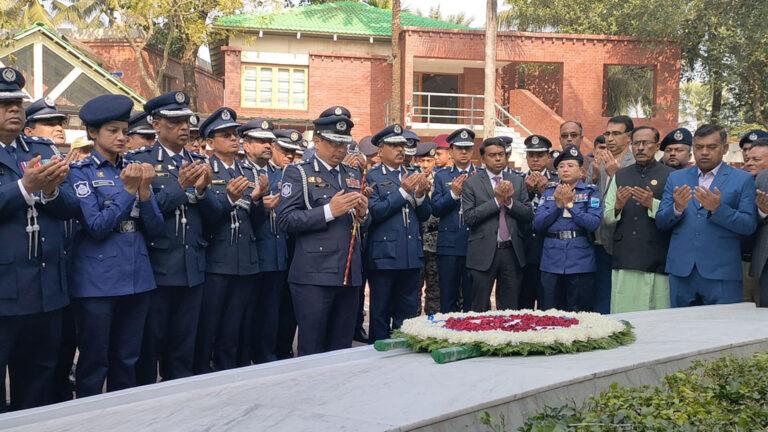 বঙ্গবন্ধুর সমাধিতে পুলিশ প্রধানের শ্রদ্ধা