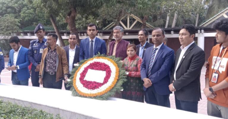 বঙ্গবন্ধুর সমাধিতে ৩১তম বিসিএস ক্যাডারদের শ্রদ্ধা