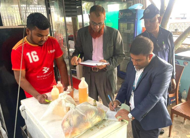 খাদ্যে পোকা থাকায় রেস্টুরেন্টকে জরিমানা