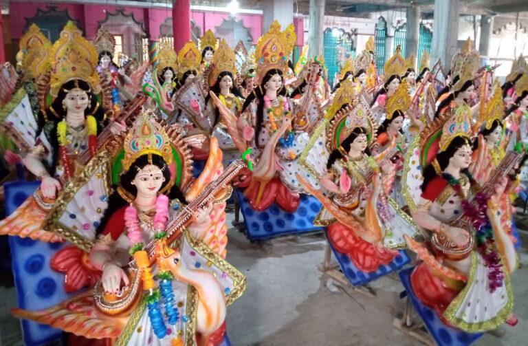 বিদ্যার দেবী সরস্বতী মূর্তির হাট