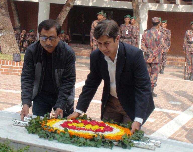 বঙ্গবন্ধুর সমাধিতে রুপালী ব্যাংকের ডিএমডি-র শ্রদ্ধা