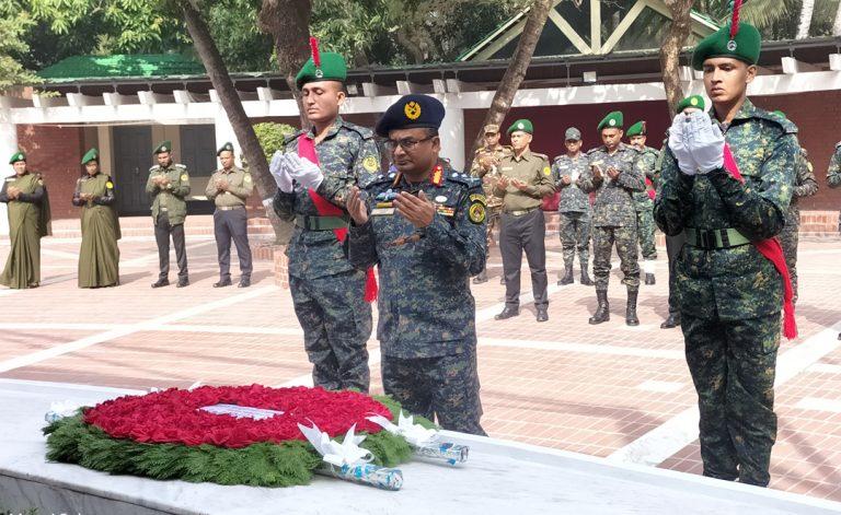 জাতির পিতা বঙ্গবন্ধুর সমাধিতে বাংলাদেশ আনসার ও গ্রাম প্রতিরক্ষা বাহিনীর মহাপরিচালকের শ্রদ্ধা