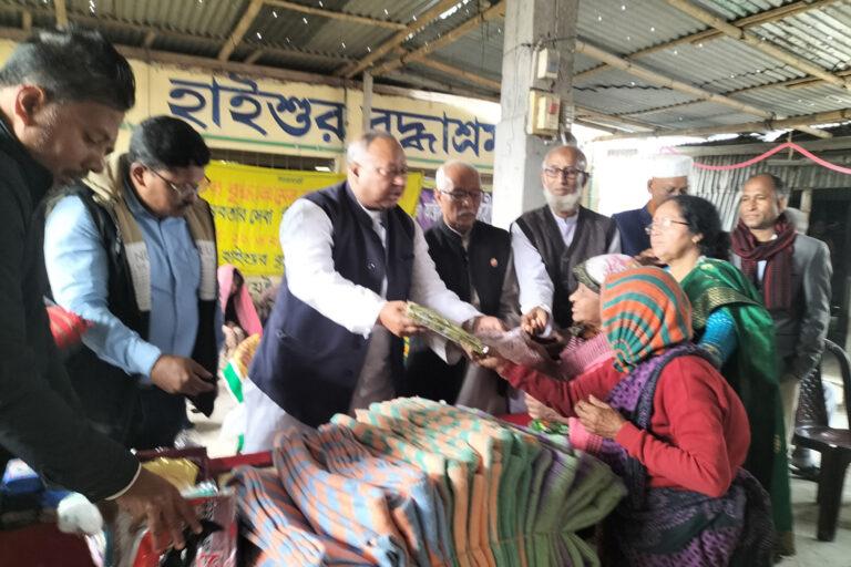 বৃদ্ধাশ্রমে মানবিক খাদ্য ও বস্ত্র সহায়তা