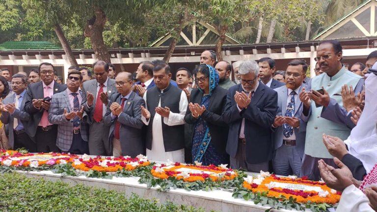 টুঙ্গিপাড়ায় বঙ্গবন্ধুর সমাধিতে নবনিযুক্ত কৃষি সচিবের শ্রদ্ধা