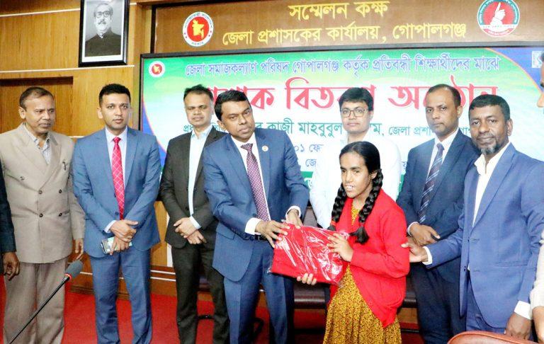 প্রতিবন্ধী শিক্ষার্থীদের মাঝে বিনামূল্যে পোষাক বিতরন